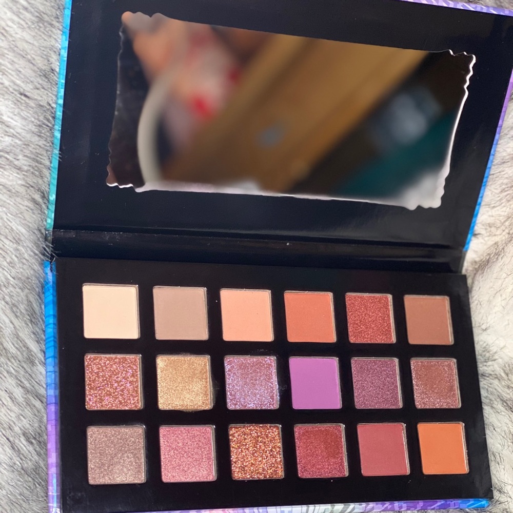 Okalan rainbow eyeshadow palette